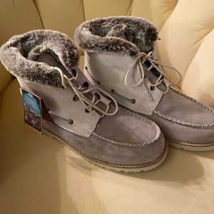 Women’s LAMO brand new winter lace up booties still in the box unworn size 11.